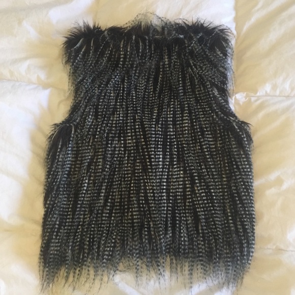 Forever 21 Faux Fur Vest. - Picture 2 of 4
